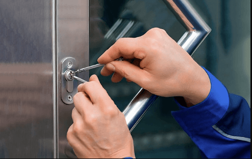 How Emergency Locksmiths Handle Broken Key Extraction Safely?